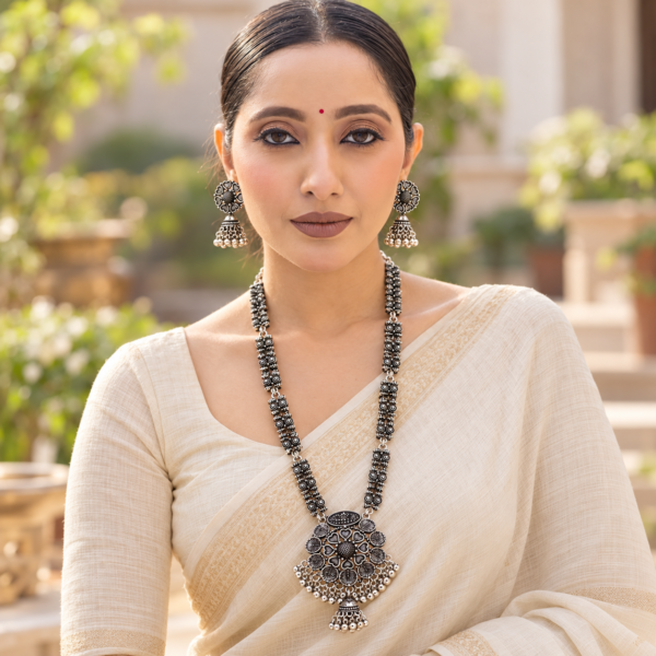 NIR-SET-0036_Model_A Silver Floral Disc Pendant Set